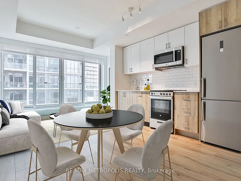 1195 The Queensway #412 — Photo 2