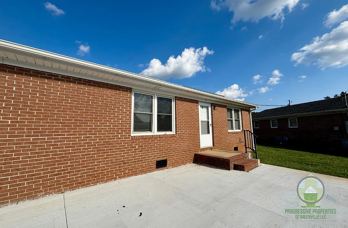 900 East Georgia Road — Photo 2