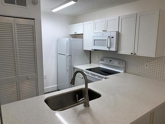 3rd image of 18204 Glenmoor Dr