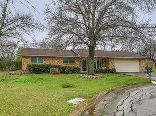 1900 Greenbriar Ct, Gainesville, TX 76240