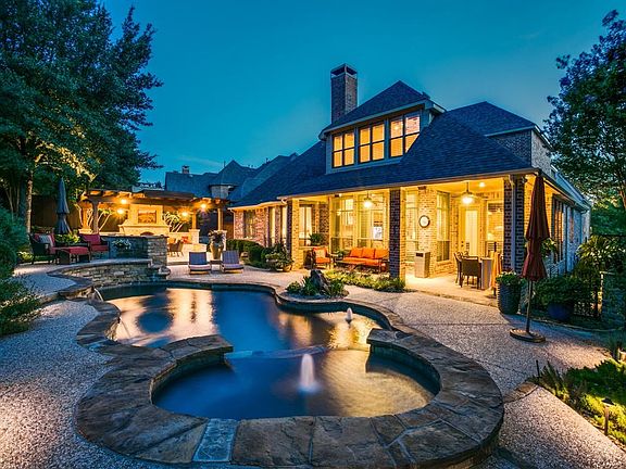 3rd image of 1512 Montclair Cir