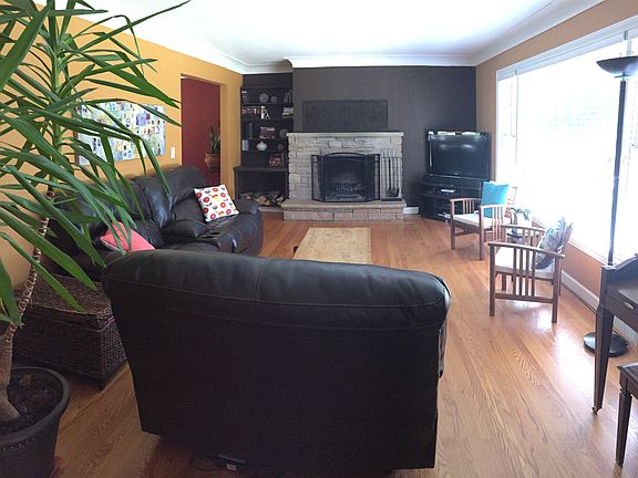 2nd image of 208 W Kenilworth Ave