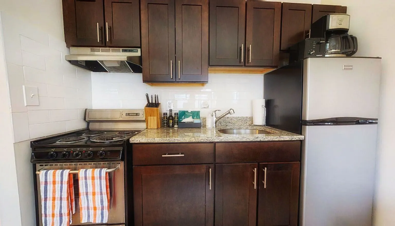 Studio, 400 sqft, $2,400 — Photo 1