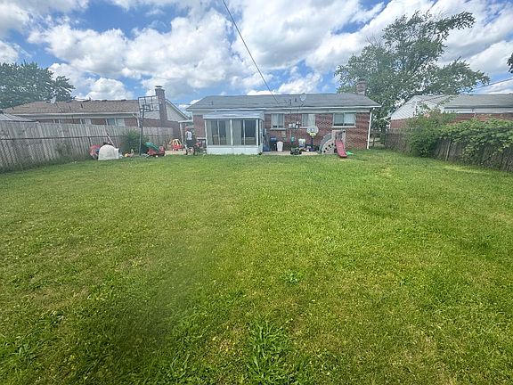 3rd image of 10551 N Oak Dr