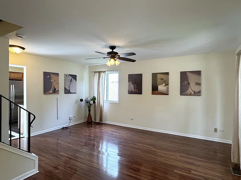 1142 Greensfield Dr — Photo 3