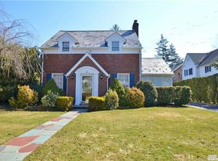 56 High St, East Williston, NY 11596
