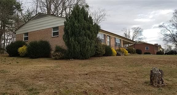 2nd image of 1702 Oakmont Dr