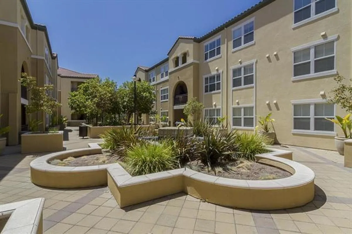 3 bed, 1361 sqft, $4,495 — Photo 2