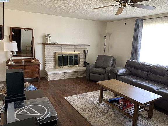 3rd image of 585 Saint St