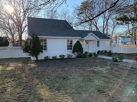 4th image of 212 N Evergreen Dr