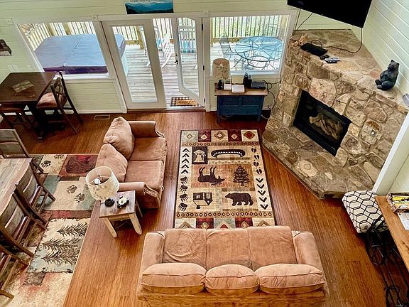 3rd image of 912 Cove Ln