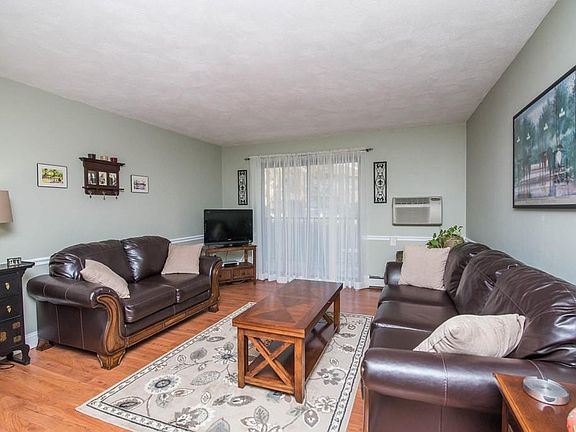 3rd image of 100 Governors Dr APT 9