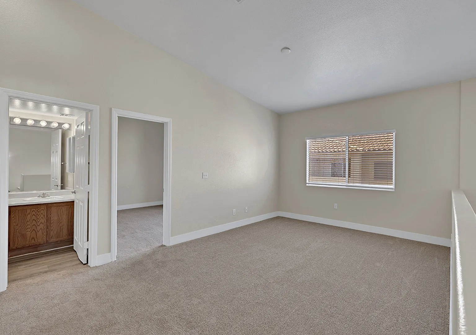 3 bedroom Townhouse — Photo 3
