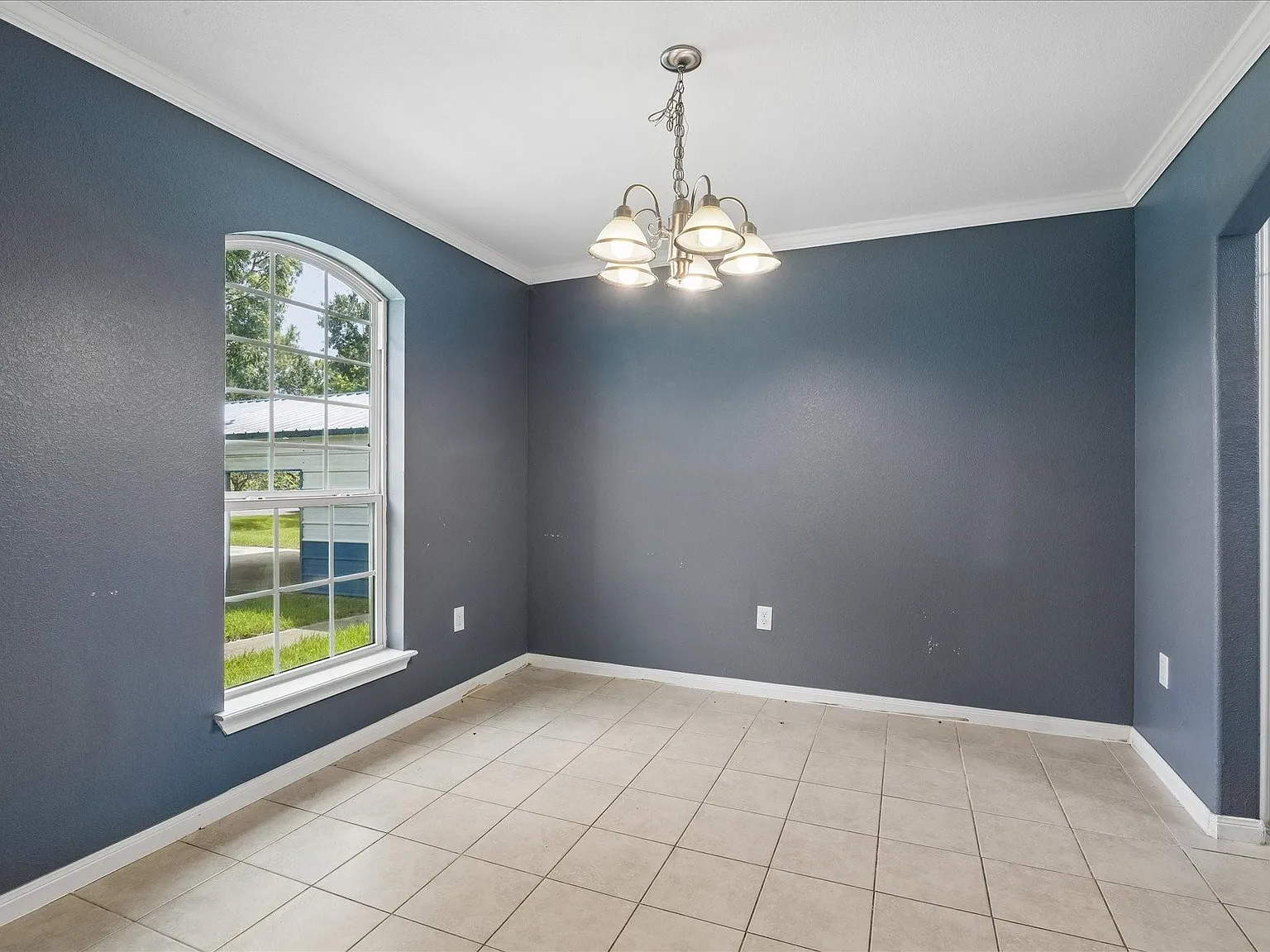 4 bed, 2.0 bath, 1576 sqft, $2,075 — Photo 3