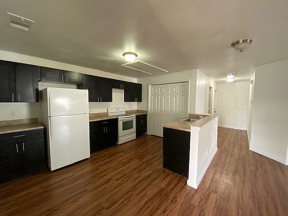 2nd image of 4692 Golfview Blvd