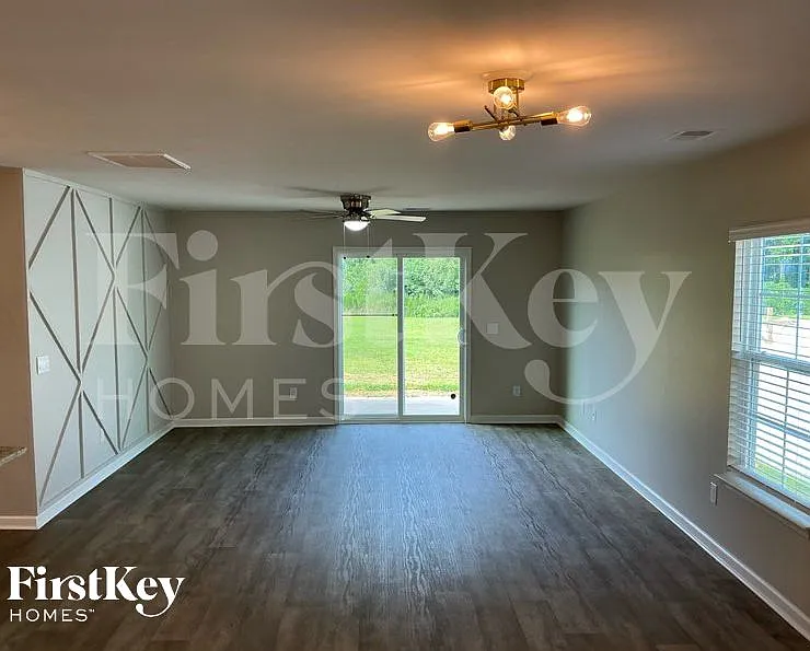 5 bed, 3.0 bath, 2455 sqft, $2,130 — Photo 2