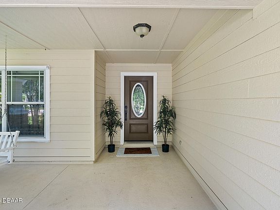 3rd image of 684 Aldenham Ln