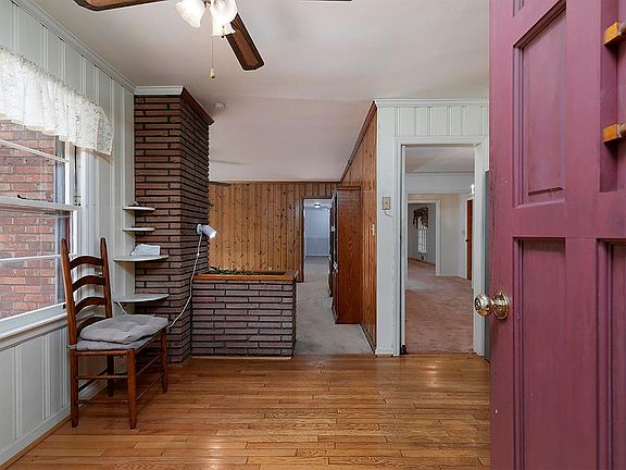 3rd image of 721 Woodvalley Rd SW