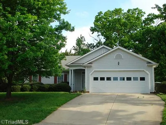 3 Bedroom In Lake Jeanette Three Meadows Neighborhood — Photo 2