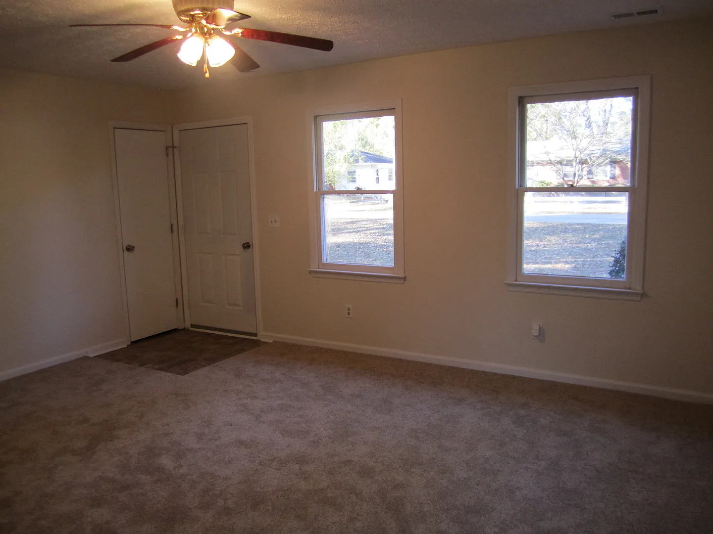 3 bedroom 2 bath home convenient to Downtown, Shopping, Restaurants & YMCA — Photo 2