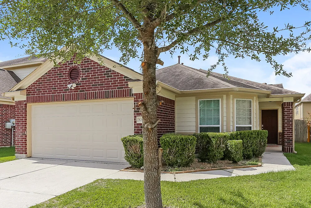 3 bed, 2.0 bath, 1819 sqft, $2,010 — Photo 1
