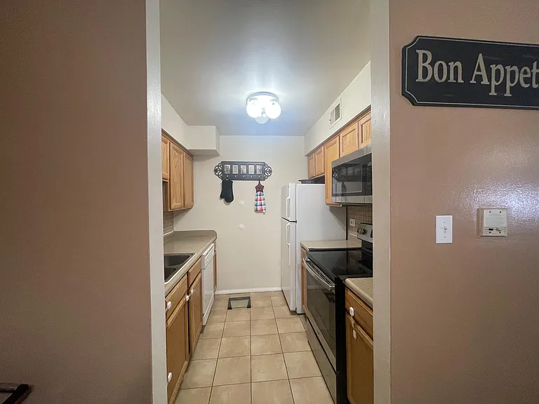 6135 Knoll Wood Rd — Photo 2