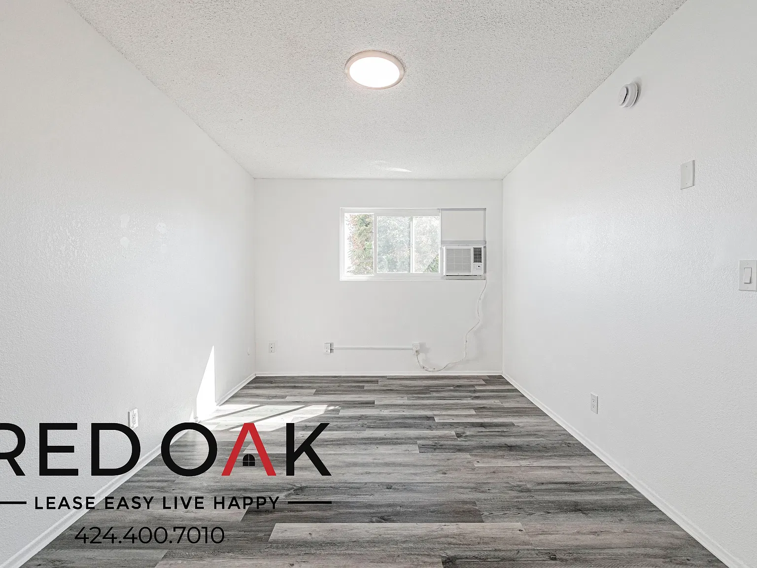 Charming 2-Bed with Air Conditioning, Pool, On-Site Laundry and Parking Included in the Heart of ... — Photo 3