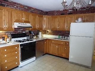 1st image of 11 Greentree Dr S