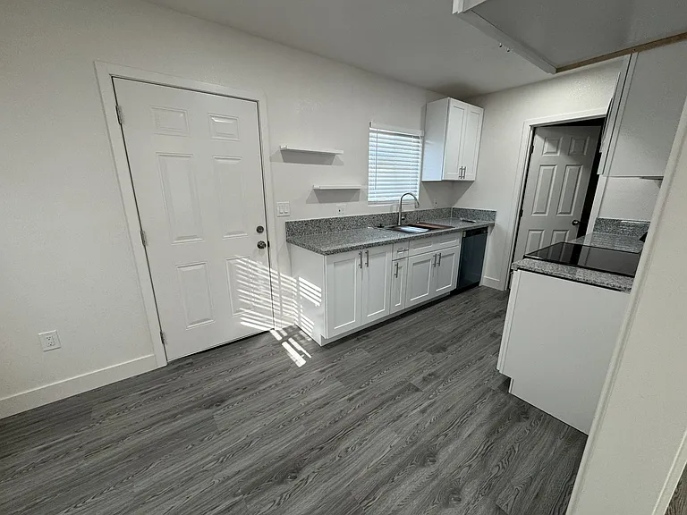 2300 Brundage Ln #B — Photo 2