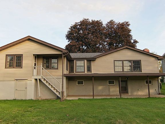 3rd image of 28 Royal Brook Ln