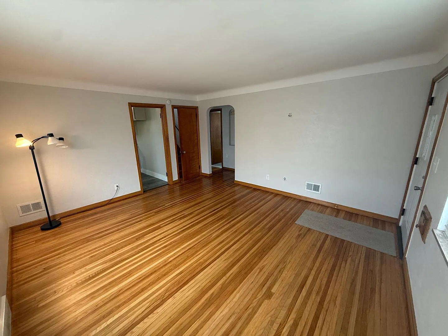 3 bed, 1.0 bath, 1337 sqft, $1,198 — Photo 2