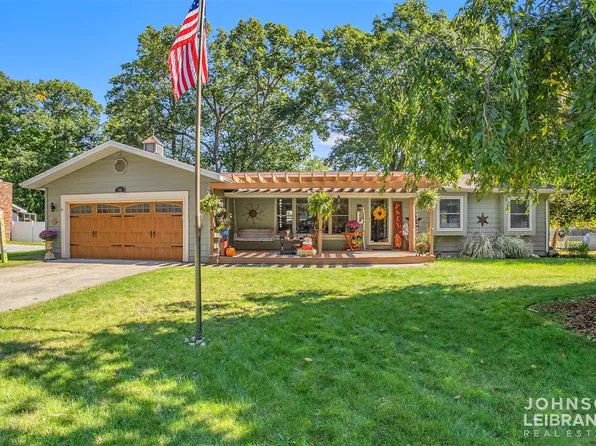 1104 Ivanhoe Dr, Muskegon, MI 49445