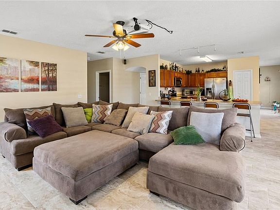 4th image of 404 Britten Dr