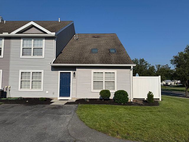 1st image of 25 Courtyard Dr