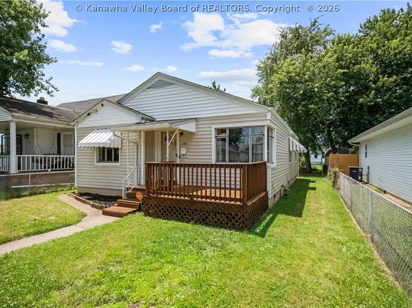 153 4th St, Dunbar, WV 25064