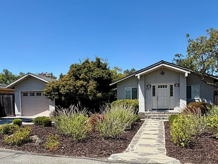 951 Crockett Ave — Photo 1