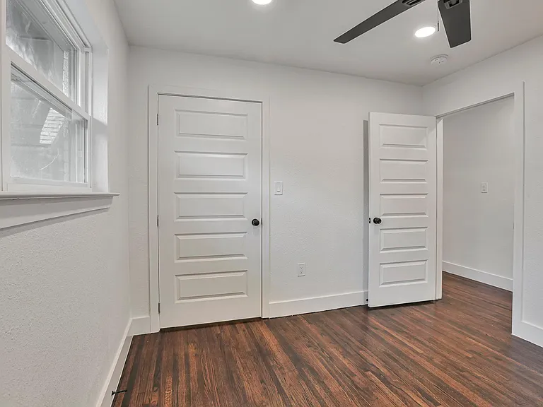 1610 S Beckley Ave — Photo 24