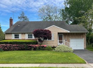 26 Brook Path, Plainview, NY 11803