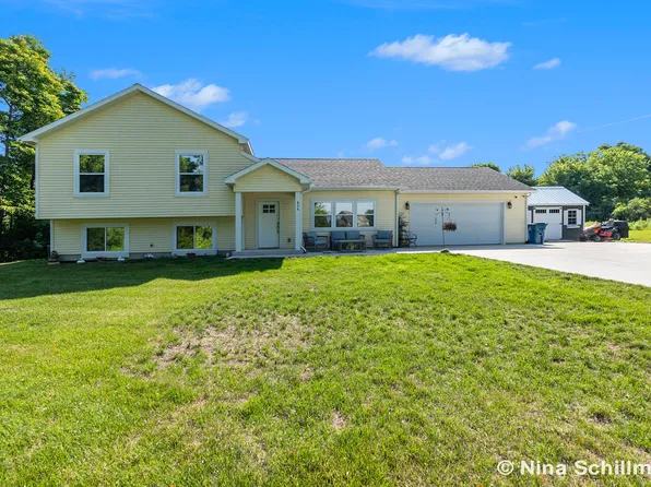 834 N Michigan St, Fremont, MI 49412