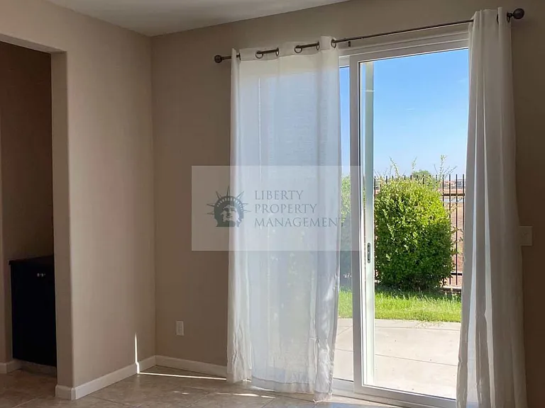 3042 Mount Rainier Ln — Photo 5