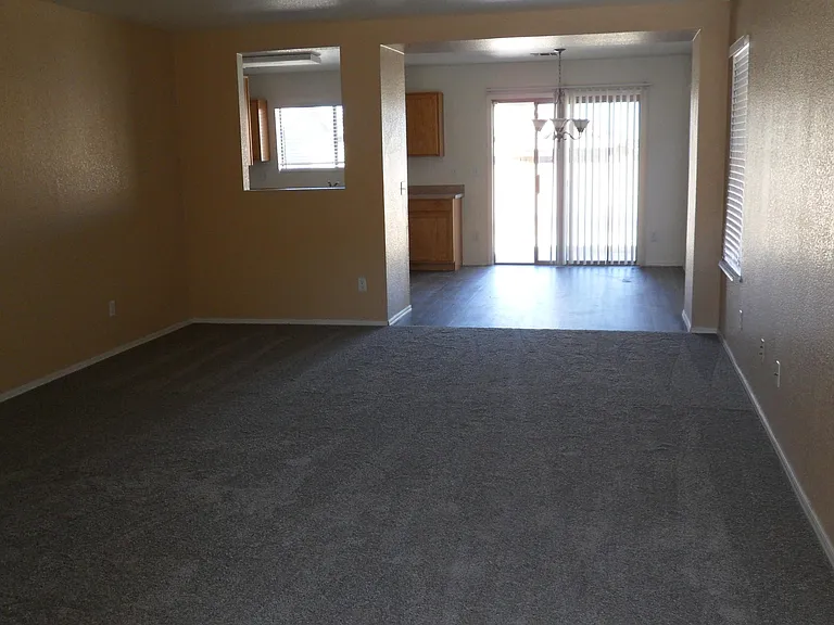 910 E Beth Dr — Photo 2