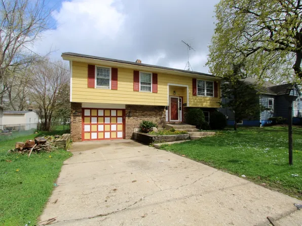 203 E Donovan Ave, Woodstock, IL 60098