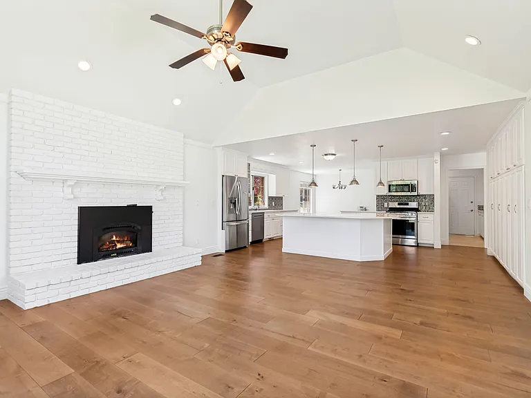 1241 Cambridge Ct — Photo 4