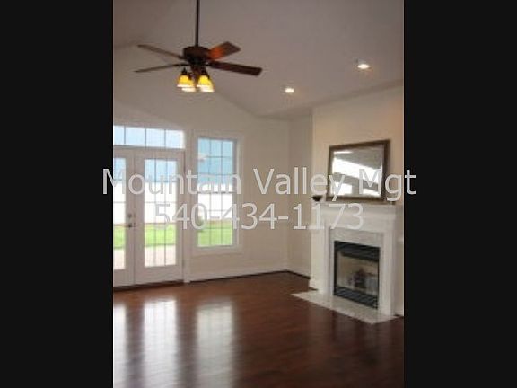 Living Room & Gas Fireplace