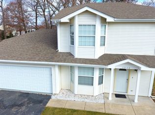 3930 Hale Ln, Island Lake, IL 60042