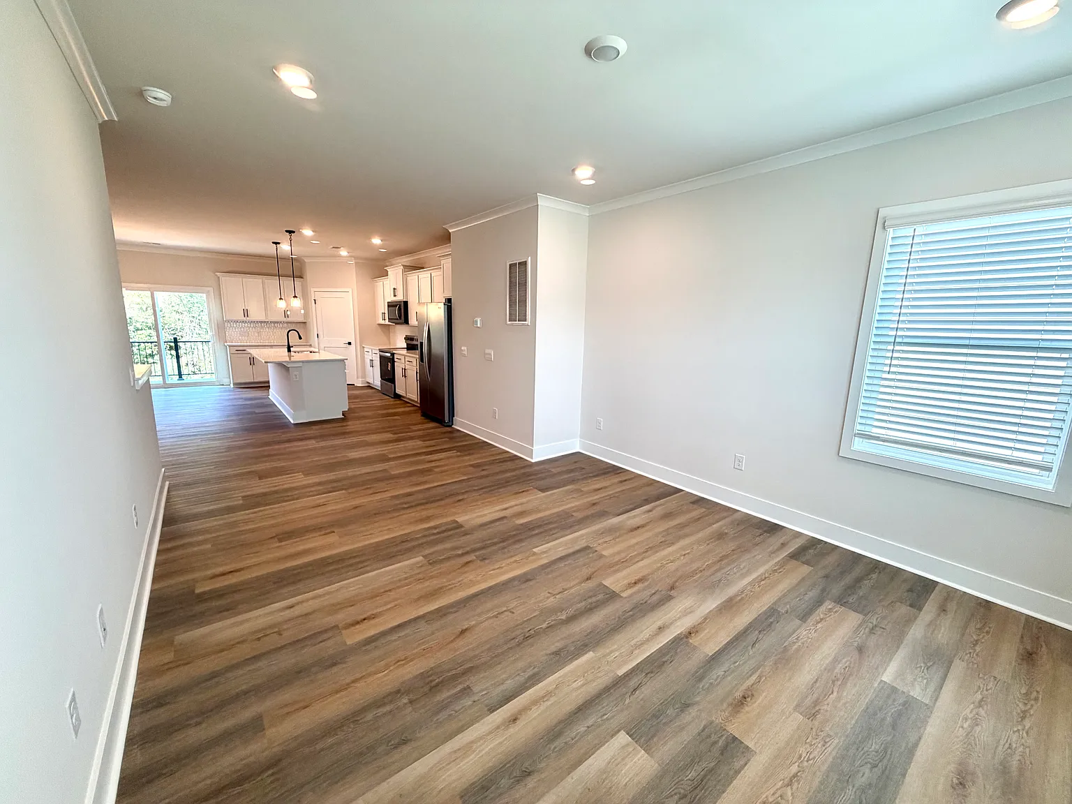 4 bed, 3.5 bath, 2010 sqft, $2,550 — Photo 3
