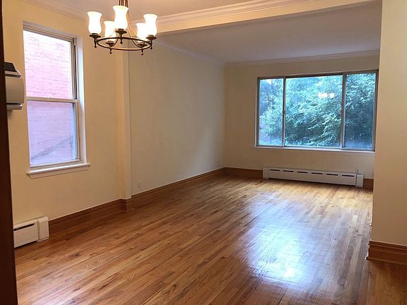 2nd image of 2458 Crescent St #2