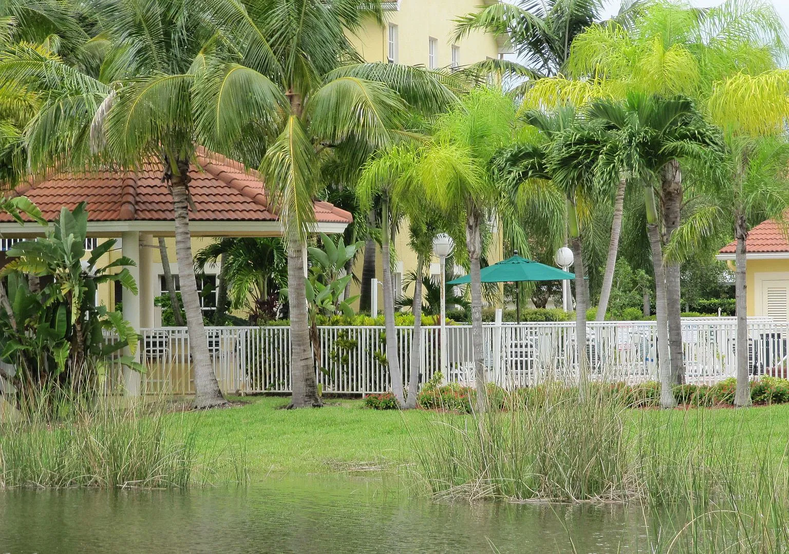 St. Croix At Pelican Marsh ** 2/2 Condo - Great Location Close To Vandy Beach One Car Garage Gated — Photo 4