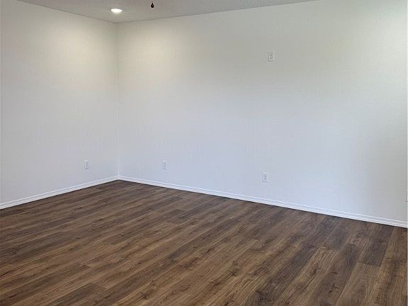 3rd image of 670 W Creek Ave