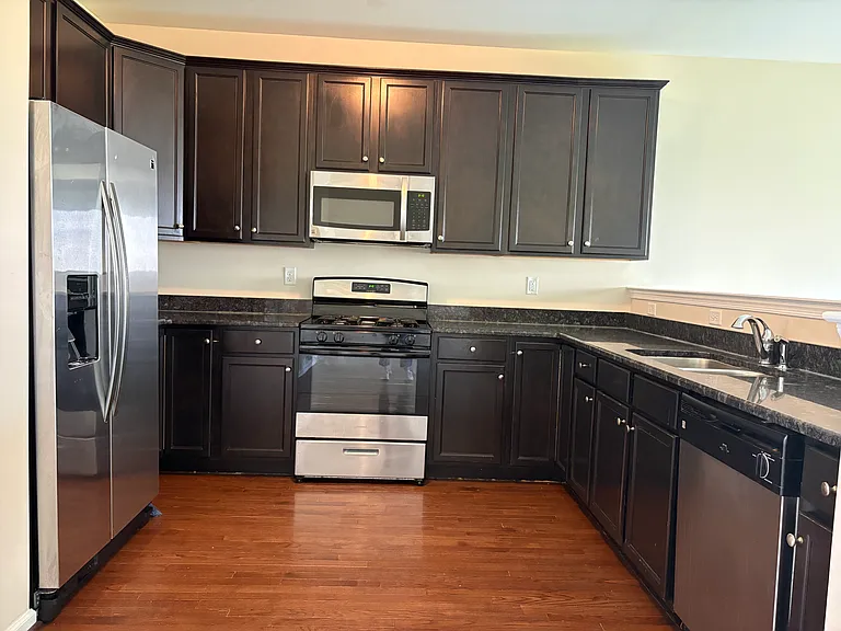 948 King Way — Photo 7